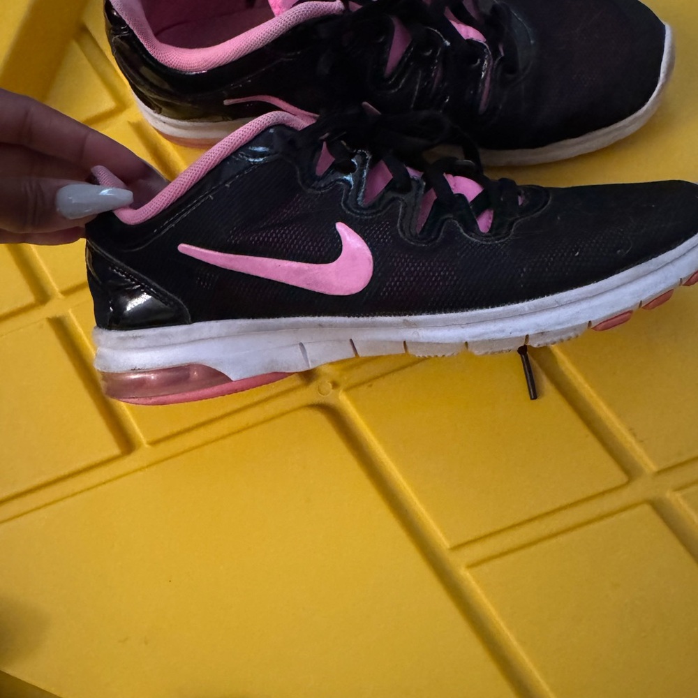 Nike Black and Pink Athletic Shoes Lightweight Breathable Design